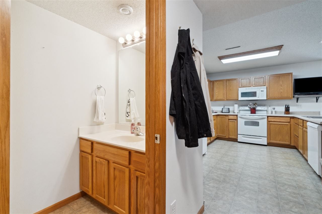 Building Photo - 533 E Goldfinch Dr