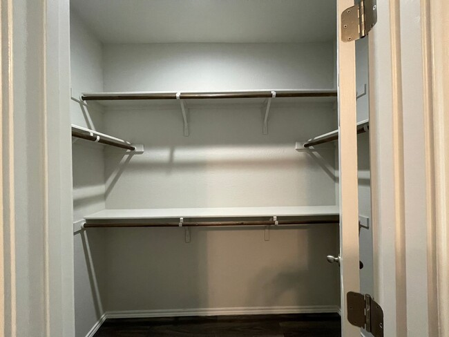 Building Photo - TOWNHOME FOR RENT