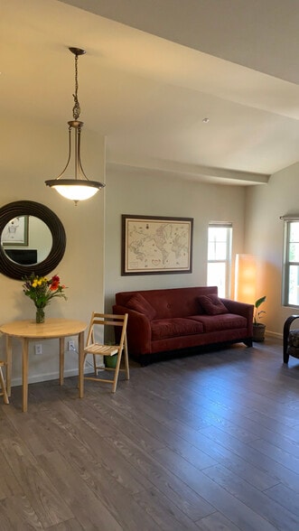 Building Photo - 412 N Cloverdale Blvd