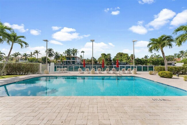 Building Photo - 9800 W Bay Harbor Dr