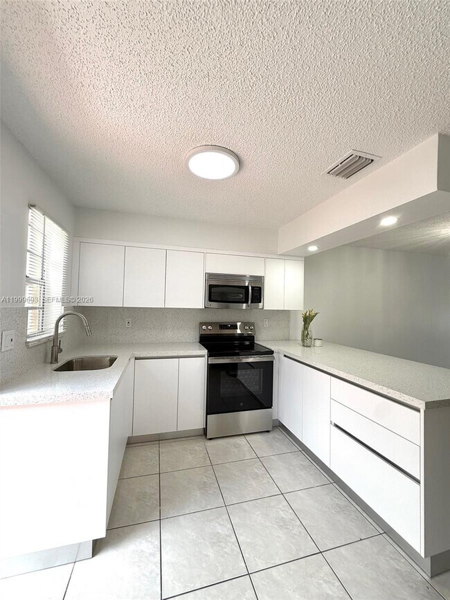 Building Photo - 1460 W 41st St