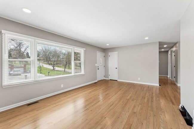 Building Photo - Newly renovated 3-bedroom, 2-bath home