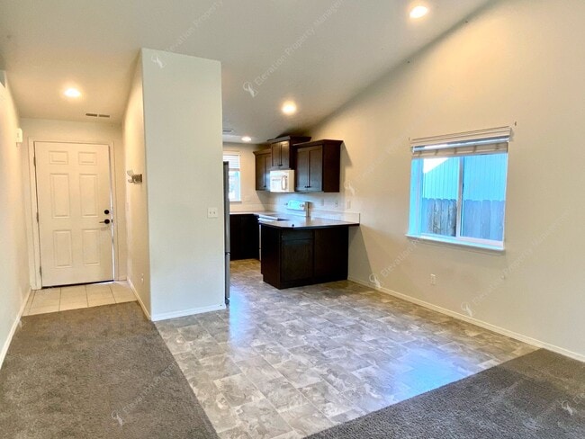 Building Photo - Central Oregon Living: Bright Home with Fi...