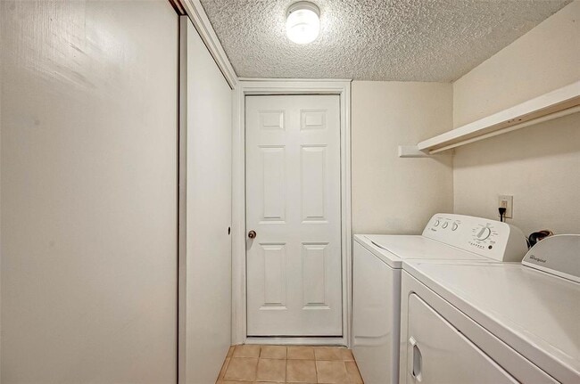 Building Photo - 13922 Hollowgreen Dr