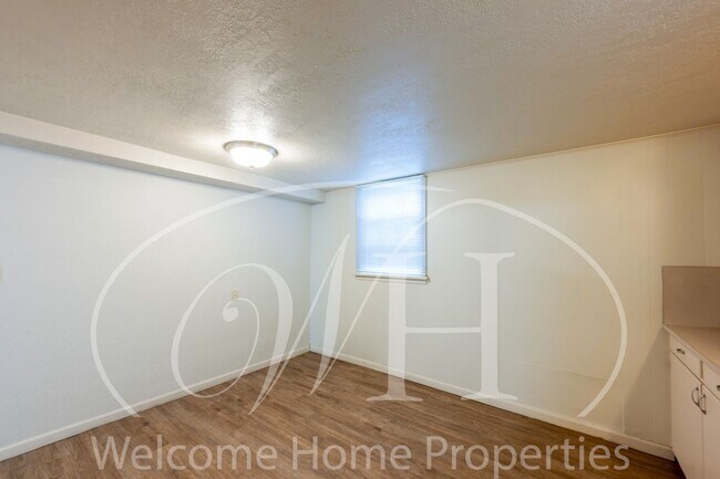 Building Photo - 427 SW Bade Ave