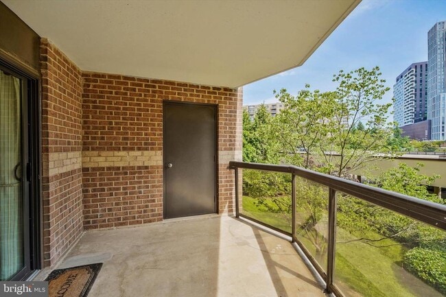 Building Photo - 8360 Greensboro Dr