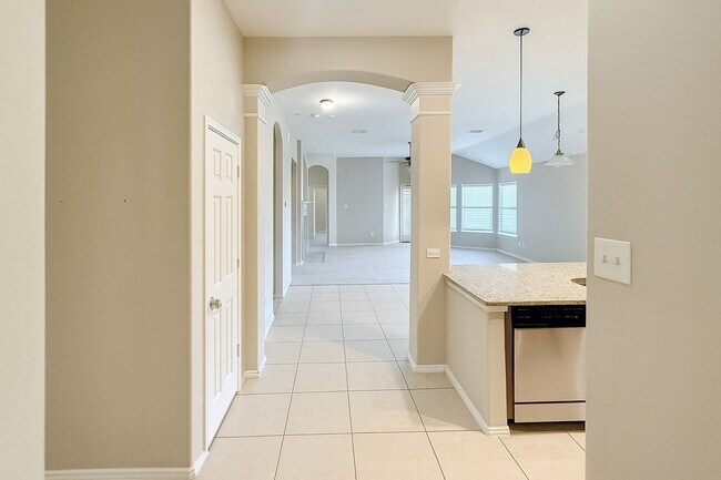 Building Photo - Beautiful, spacious 3B/2B home near the lake