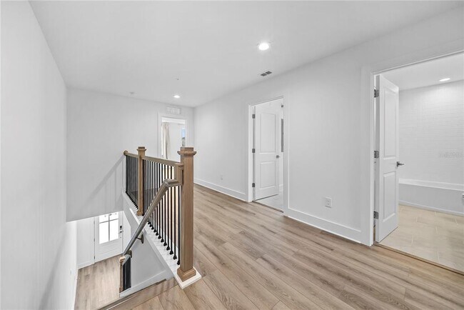 Building Photo - 1856 Crowncrest Dr