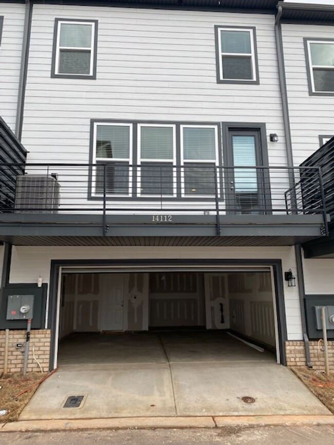 Building Photo - Fantastic 3BR/2.5BA Townhome located in Th...