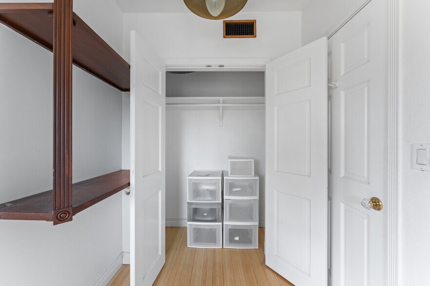 Building Photo - 2539 S Bayshore Dr