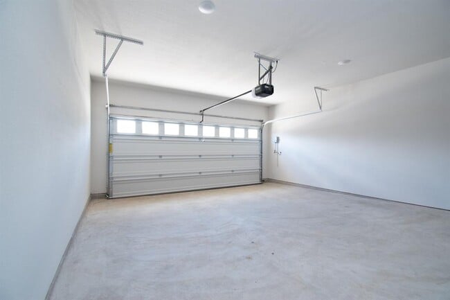 Building Photo - 2305 Banda Bnd