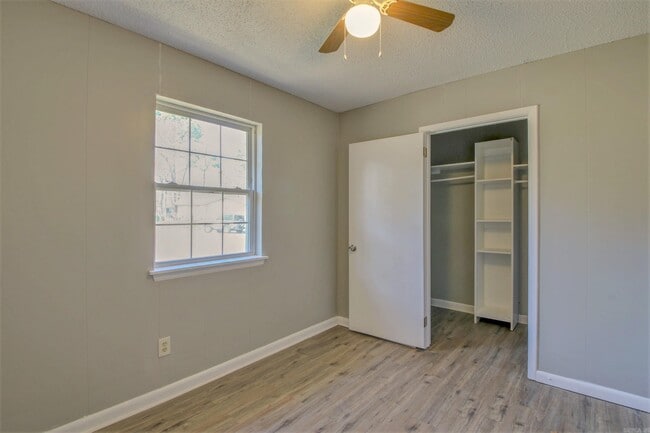 Building Photo - 3301 Green Dr