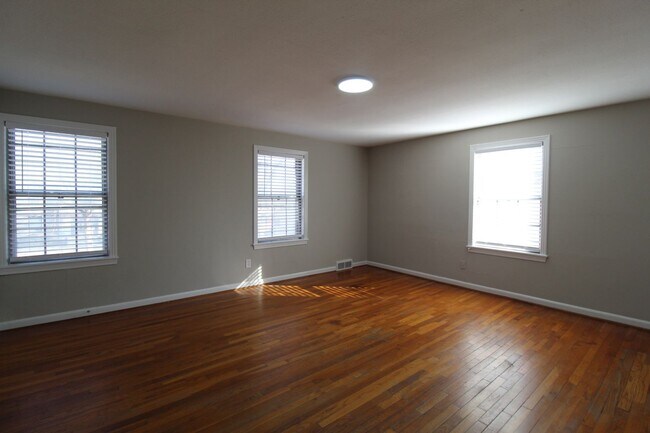Building Photo - April FREE On This 2 Bedroom 1 Bath Duplex In The Waldo Area