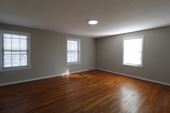 Building Photo - March FREE On This 2 Bedroom 1 Bath Duplex In The Waldo Area