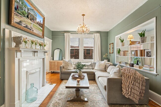 Building Photo - Charming 3 Bedroom Home Near Downtown Savannah with Flex Room & Fenced Yard
