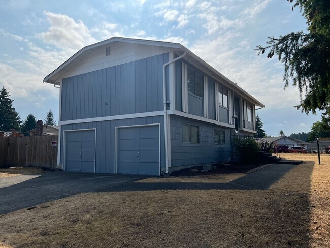 Building Photo - Super Clean Split Level Home with Huge Yard!