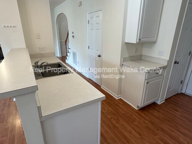 Building Photo - 2500 Valley Haven Dr