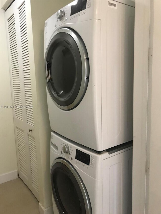 Building Photo - 1607 Ponce de Leon Blvd