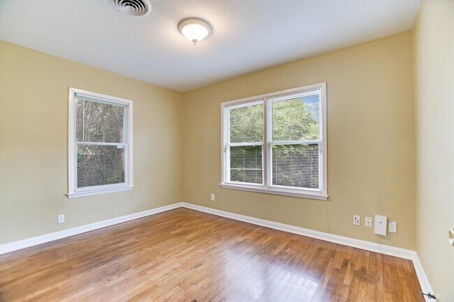 Building Photo - 208 Braeswood Rd