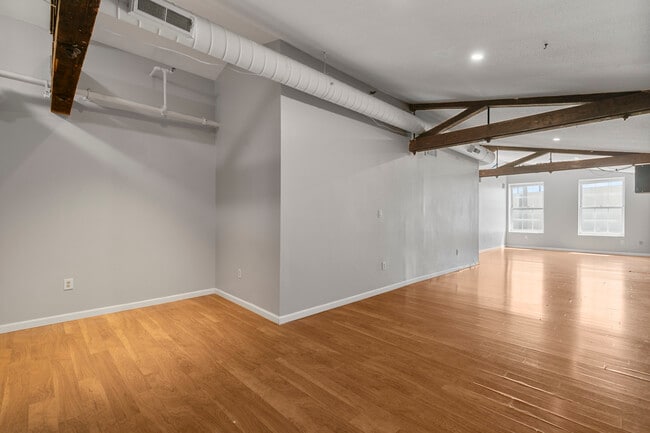 Building Photo - 196 Crown St