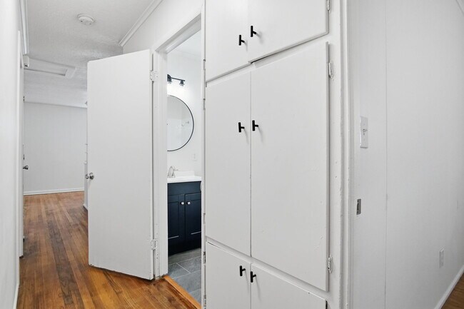 Building Photo - 846 Marilyn St