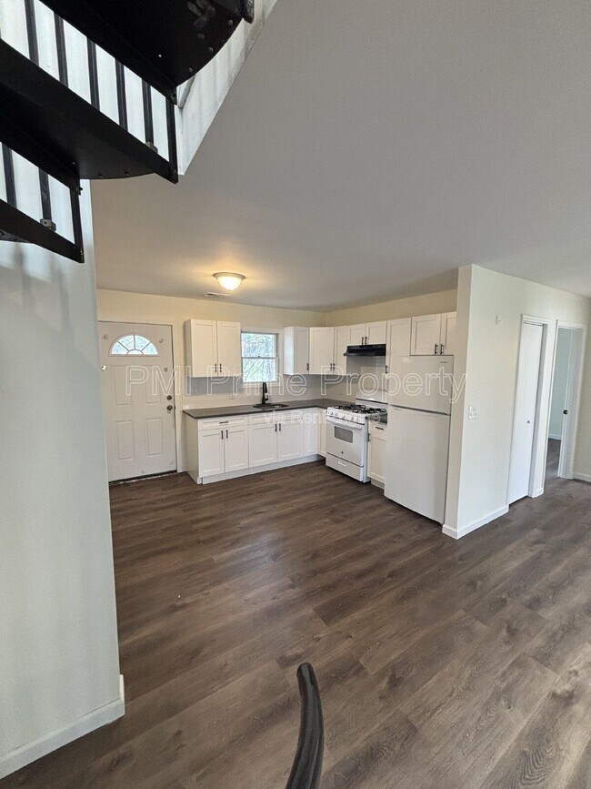 Building Photo - 887 Edwards Rd