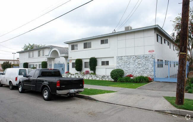 Building Photo - Wyandotte Apartments