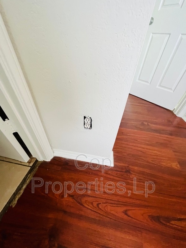 Building Photo - 6319 Waddesdon Wood