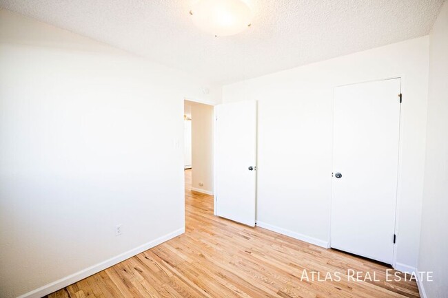 Building Photo - NEWLY REFRESHED CORNER UNIT - Beautiful 2b...