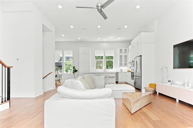 Building Photo - 381 E Greenbriar Ln