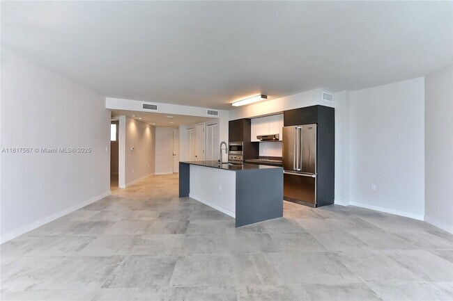 Building Photo - 9821 E Bay Harbor Dr
