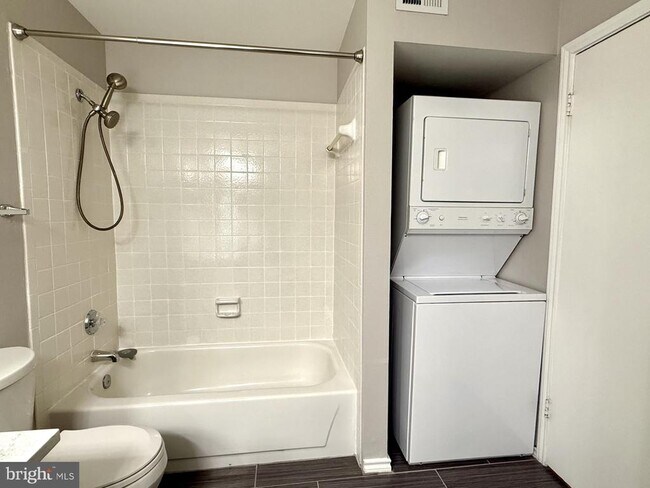 Building Photo - 3916 Penderview Dr