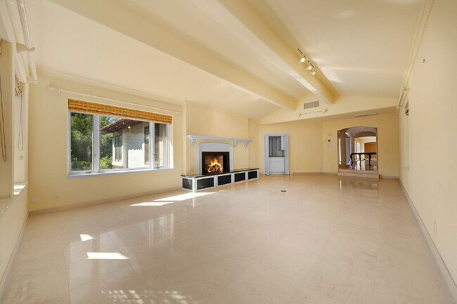 Building Photo - 18714 Bernardo Trails Dr