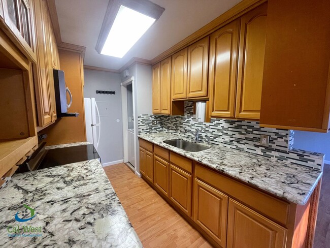 Building Photo - $2895- 2 Bed/1 Bath Remodeled two Story To...