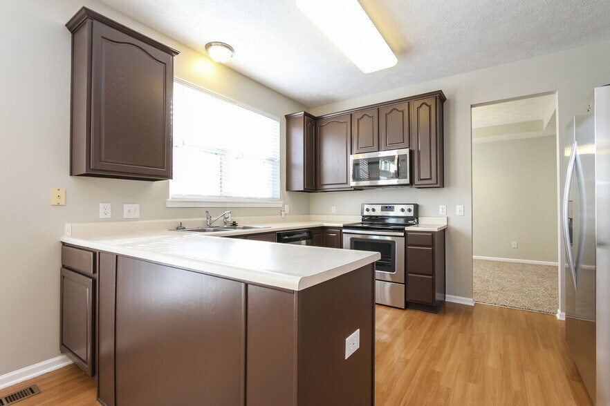 Building Photo - 8339 Glen Highlands Dr