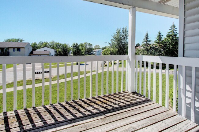 Building Photo - 2 BED 1 BATH UPPER LEVEL APARTMENT