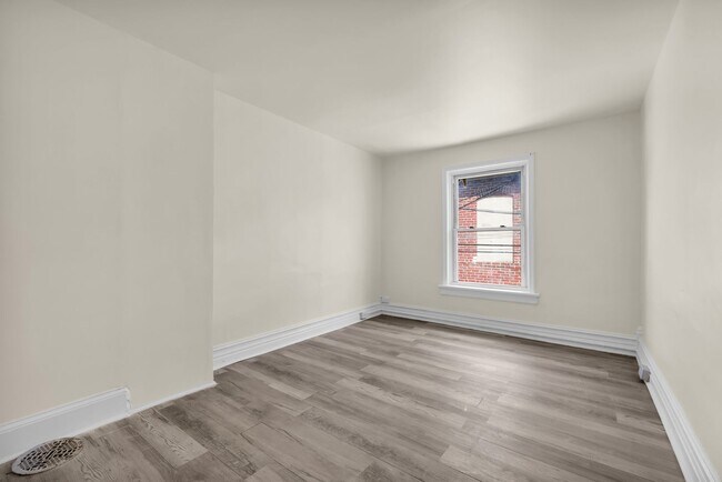 Building Photo - 210 1/2 Peach Street