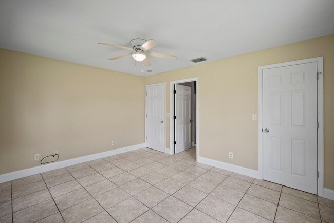 Building Photo - Beautiful 3 bedrooms+ DEN 2 bathrooms sing...
