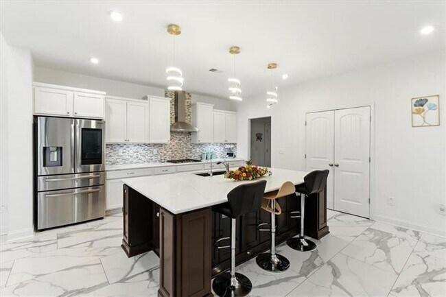 Building Photo - 2121 Harmony Dr