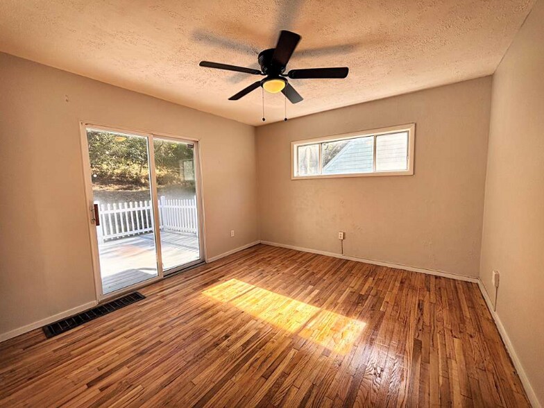 Building Photo - 741 Jefferson Rd