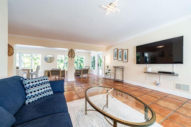 Building Photo - 2101 NE 15th St