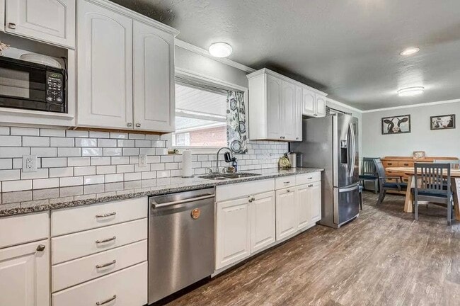 Building Photo - 1001 N Skyline St