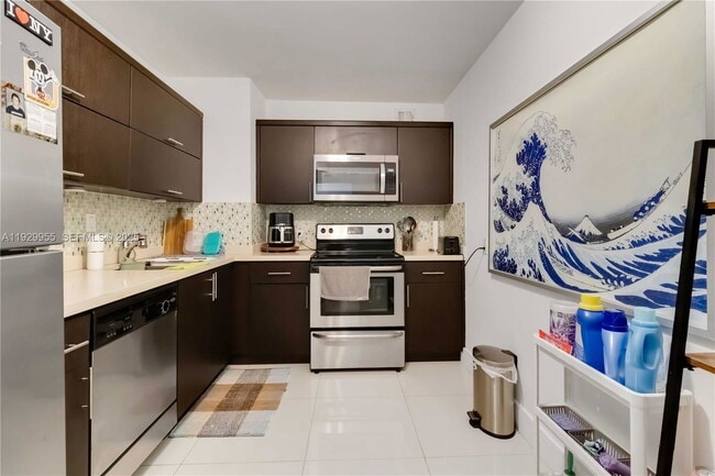 Building Photo - 2 Bayview Dr