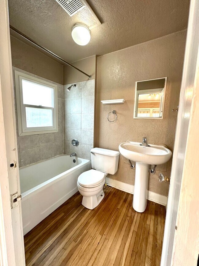 Building Photo - 1000-1003 W 25th Ave