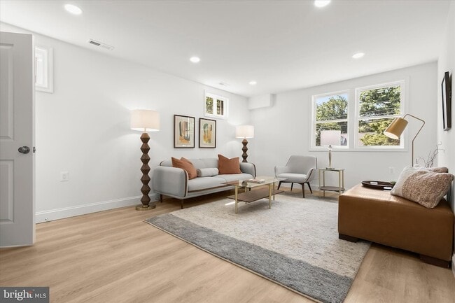 Building Photo - 402 Elm Ave
