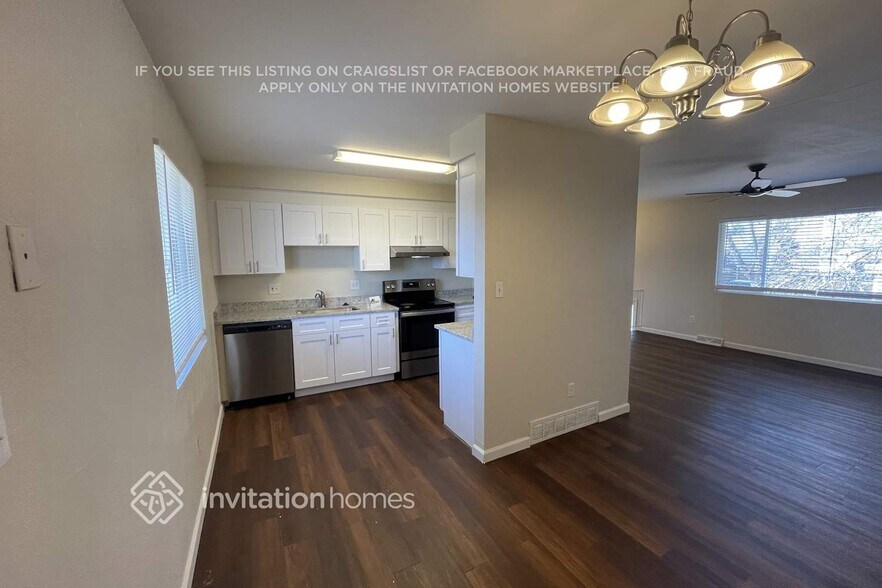 Building Photo - 432 S Victor Way