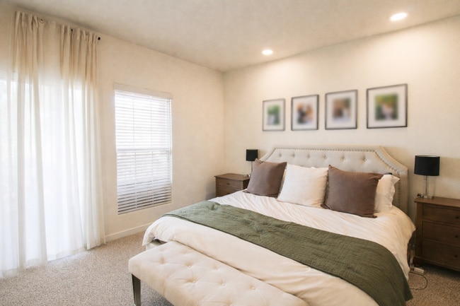 Building Photo - Beautiful 3 Bed, 2.5 Bath Townhome with A/C and 2-Car Garage