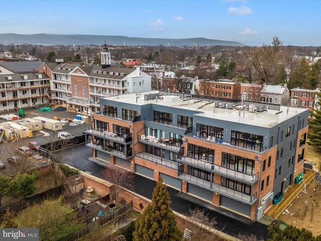 Building Photo - 210 E 2nd St