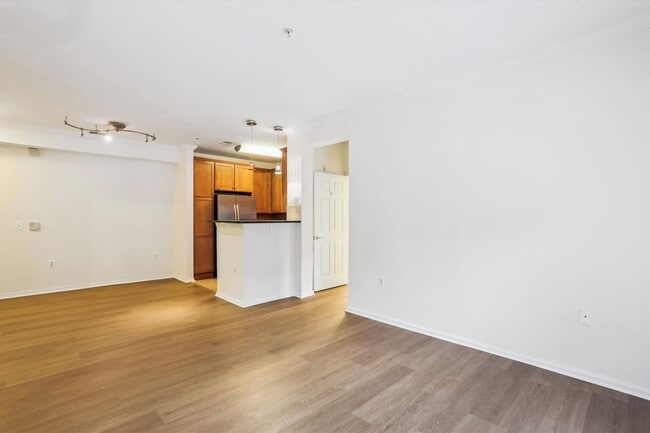 Building Photo - FRESH & READY! 2BD/2BA Next to METRO with ...