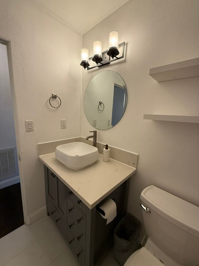 Building Photo - Renovated 2/1 Home walkable to Downtown De...